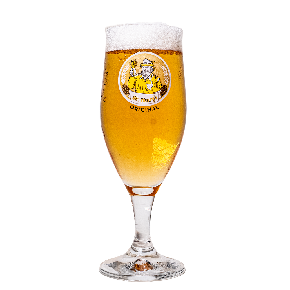 Glas Mr. Henry's alcoholvrij bier ingeschonken